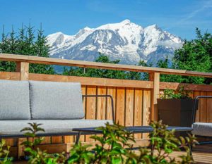 gite-chalet-rhodos-location-groupe-exterieur-terrasse-haute-savoie-n1-900px