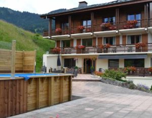 gite-chalet-rhodos-location-groupe-exterieur-terrasse-haute-savoie-n4-900px